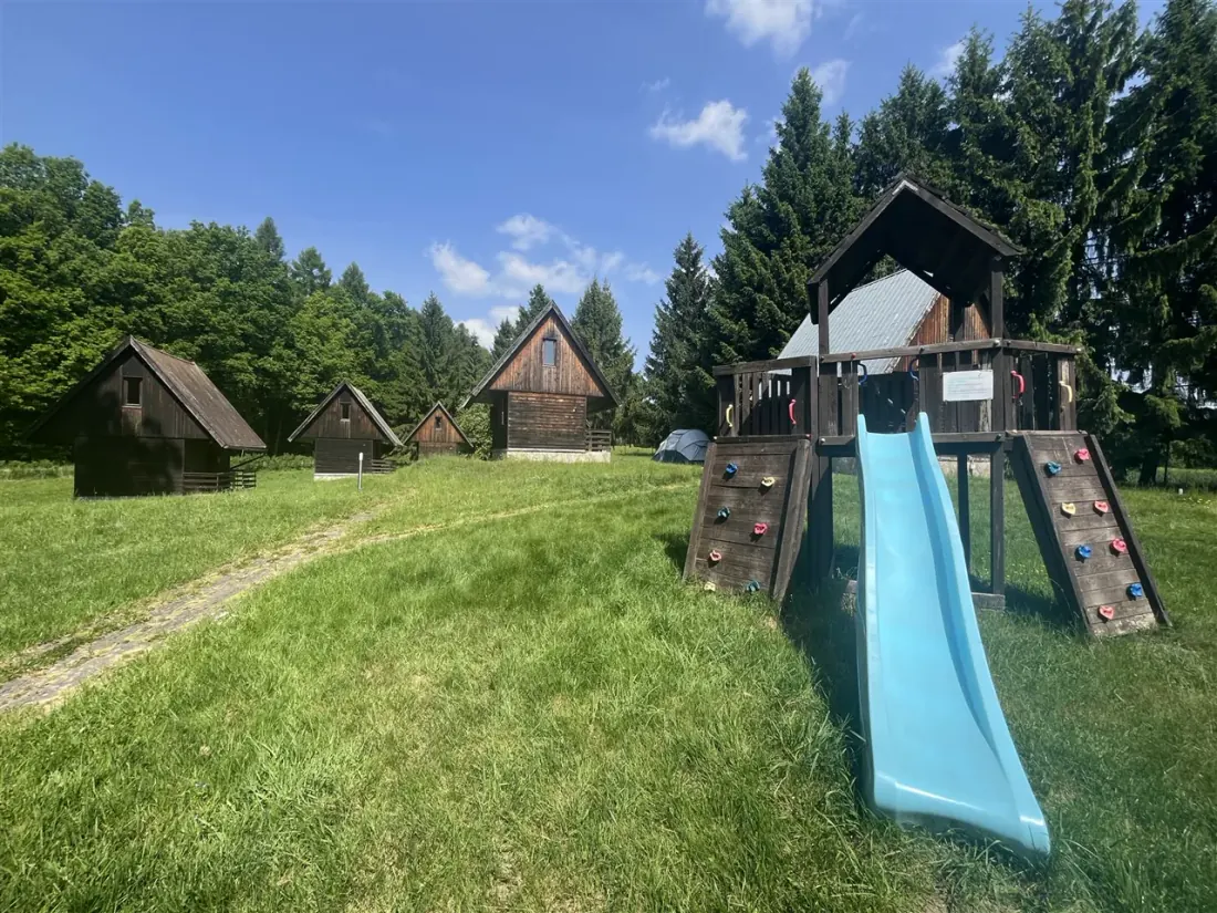 Dětské hřiště se skluzavkou