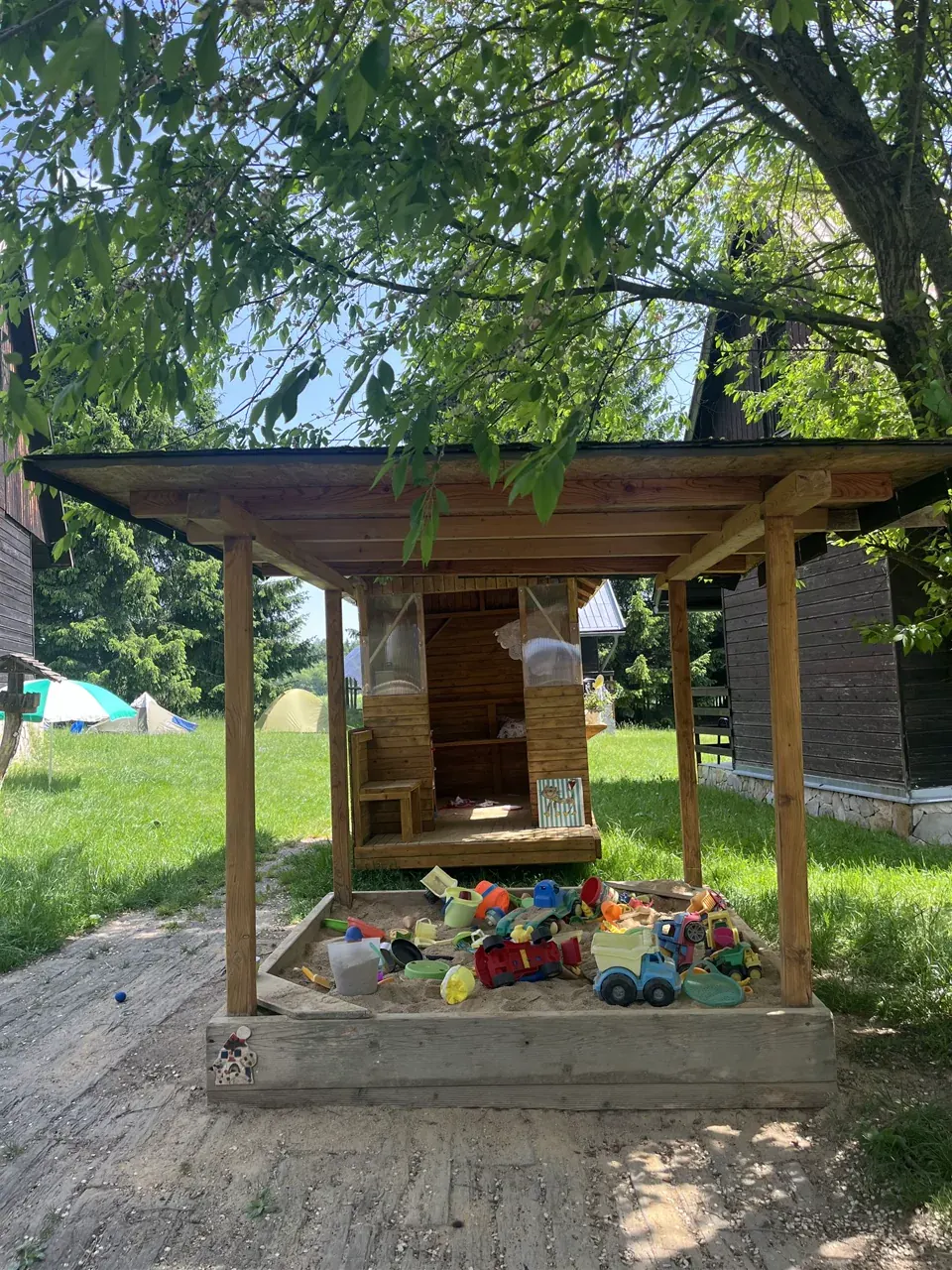 Kryté pískoviště s hračkami